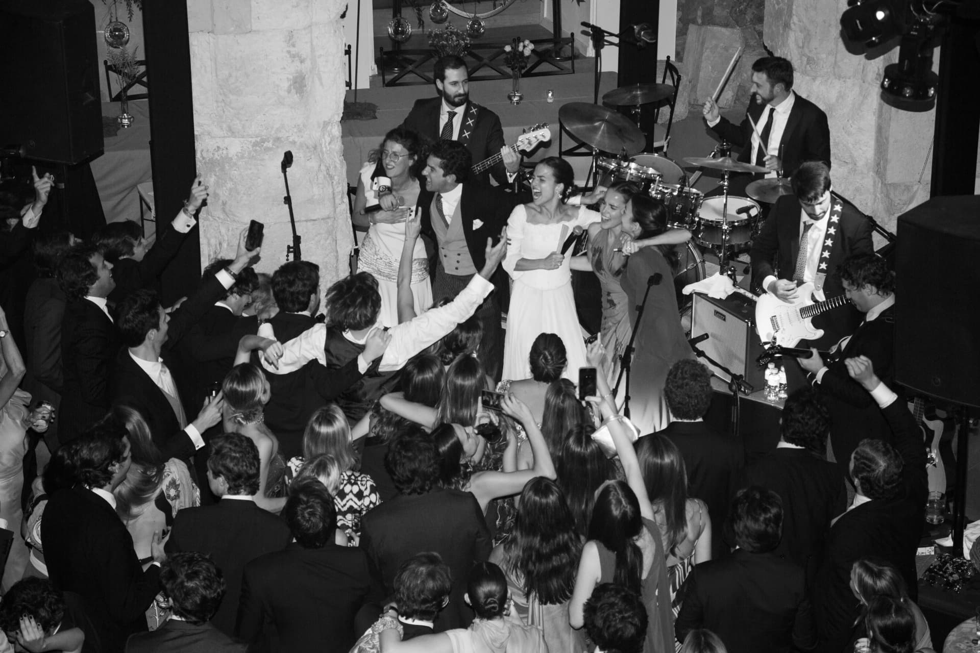Novia cantando con O'Groove rodeados de invitados en la pista