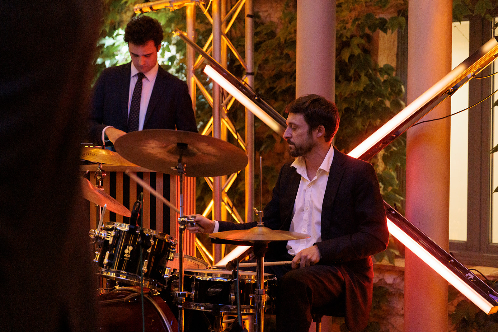 Batería de O'Groove bajo luz naranja en directo