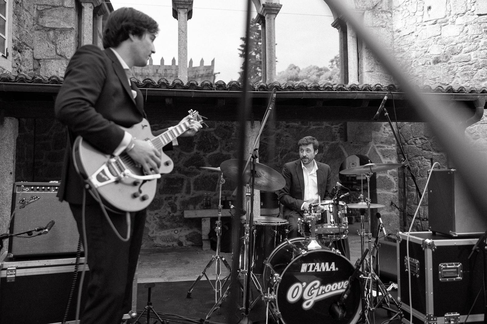 O'Groove en un patio de piedra en Coruña