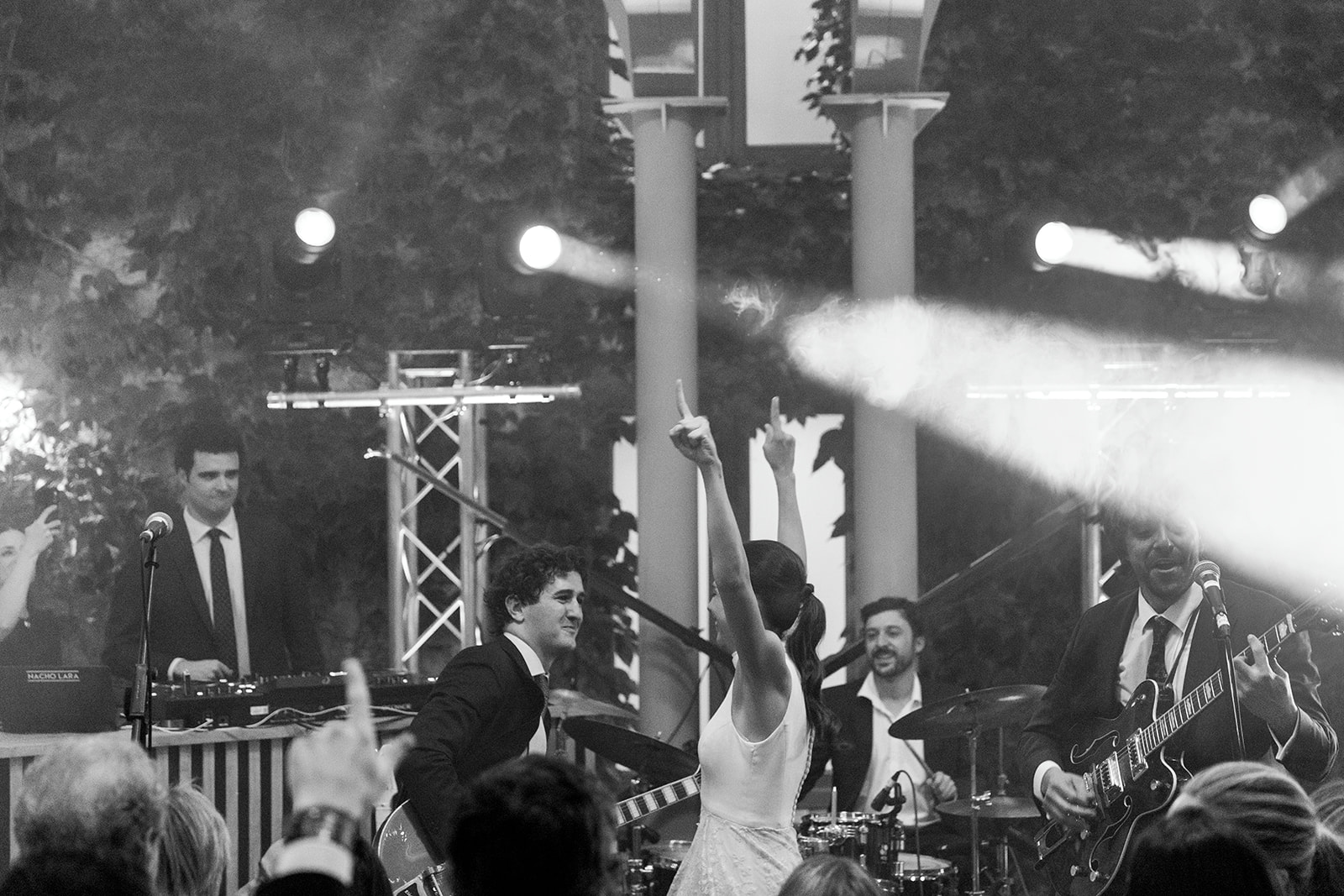 Novia con los brazos en alto cantando con O'Groove en directo